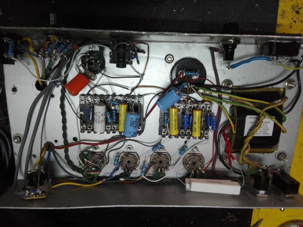 Interior del amplificador Mullard 5-10