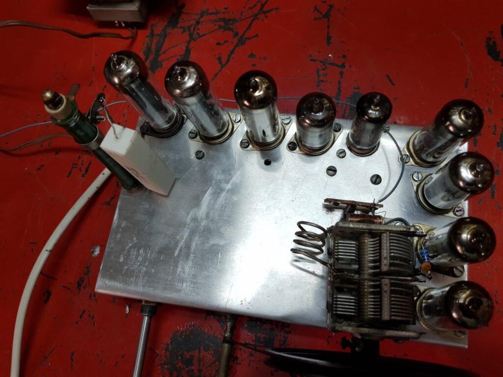 Detalle del receptor de FM por pulsos con válvulas