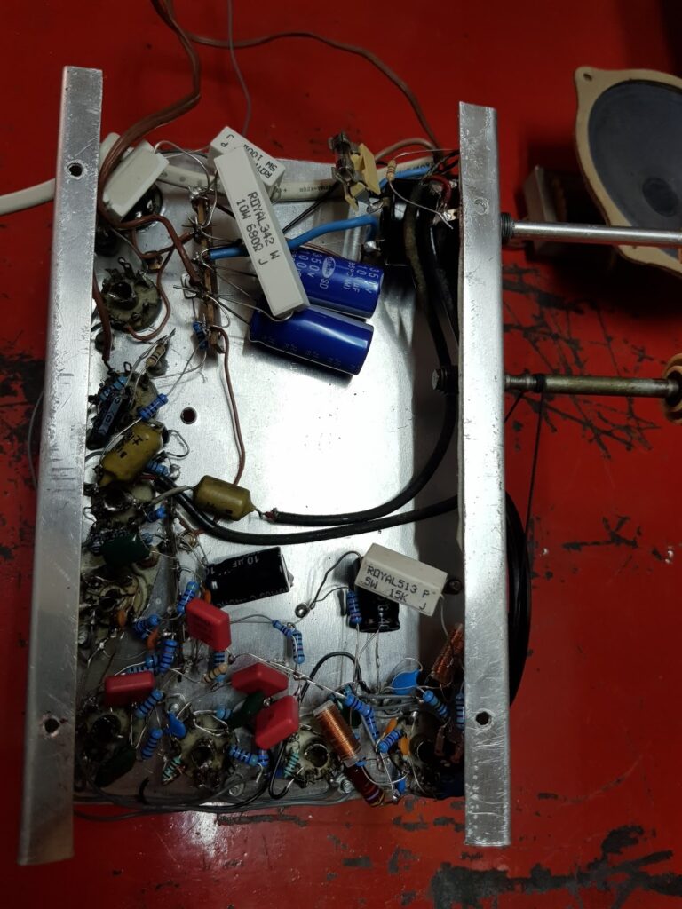 Interior del receptor de FM por pulsos con válvulas