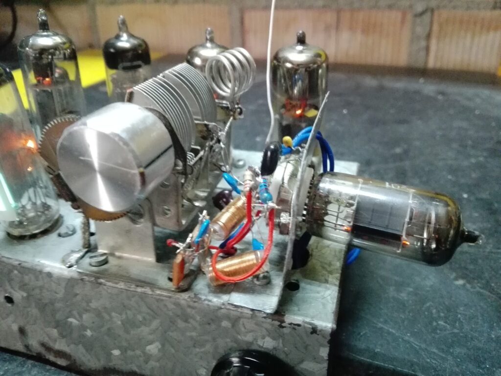 Parte osciladora con ECF80 del receptor de FM por pulsos con válvulas