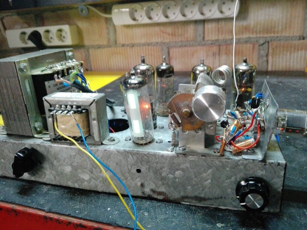 Receptor de FM por pulsos con válvulas